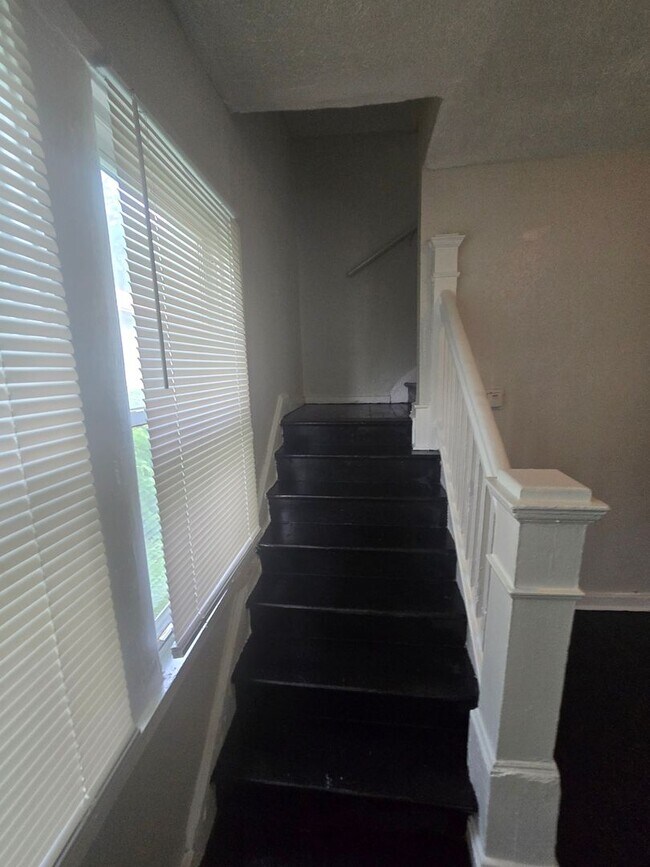 Building Photo - SOUTHSIDE TWO BEDROOM DUPLEX WITH LARGE BACK YARD