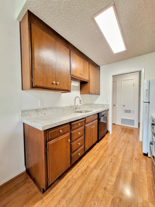 Building Photo - Spacious Second Floor 1bd Condo in Great P...