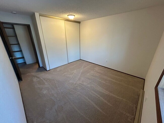 Building Photo - 1 Bedroom Apartment in Lonsdale Main Level