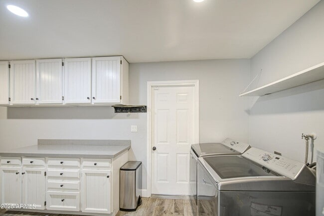 Building Photo - Move in Ready, Electricity Included!!