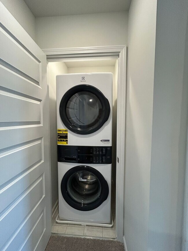 Building Photo - Luxury End-Unit Townhome with 2-Car Garage, Deck & Bonus Room – Available June 5!