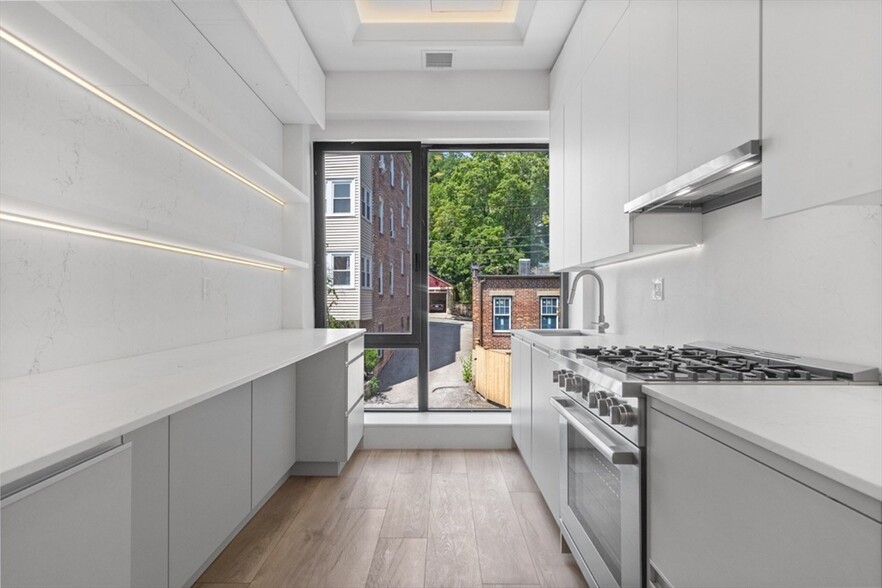 Building Photo - 1572 Beacon St