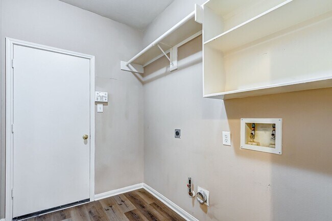 Building Photo - Discover the epitome of suburban living in this exquisite home, nestled on a peaceful cul-de-sac ...