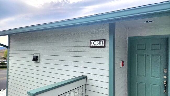 Building Photo - Lovely Oak Harbor Living and Pet Friendly!!