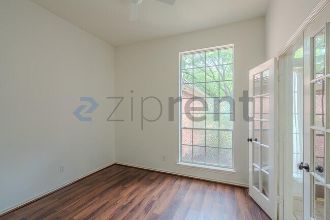 Building Photo - Unit