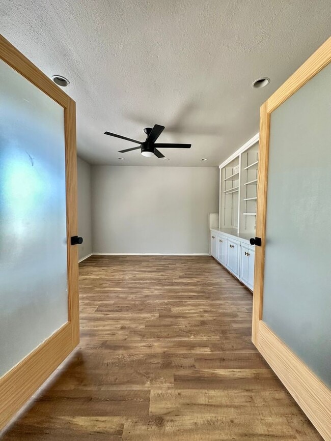 Building Photo - Now Available - 2 Bedroom 1.5 Bathroom Con...