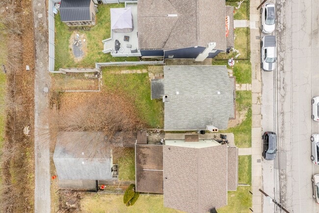 Building Photo - SCORE 50% OFF 1ST MONTH'S RENT IF SIGNED BY APRIL 10! Stunning 3 bedroom home in Aliquippa availa...