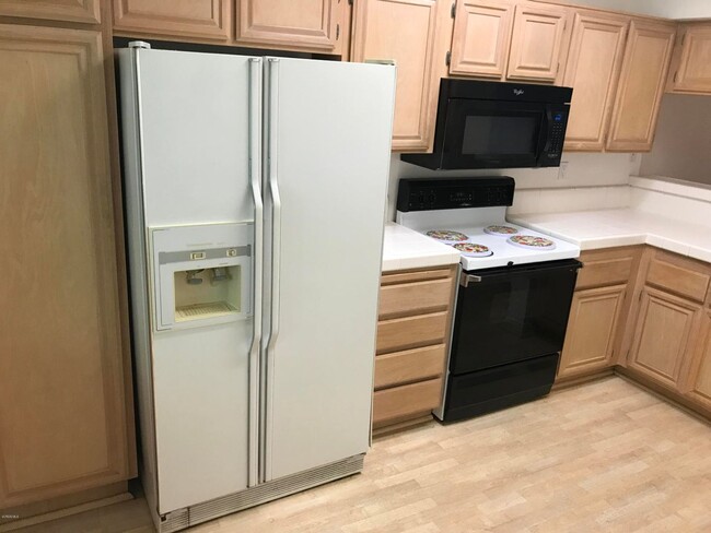 Building Photo - Nice Oak Park Corner Unit Townhome Which I...