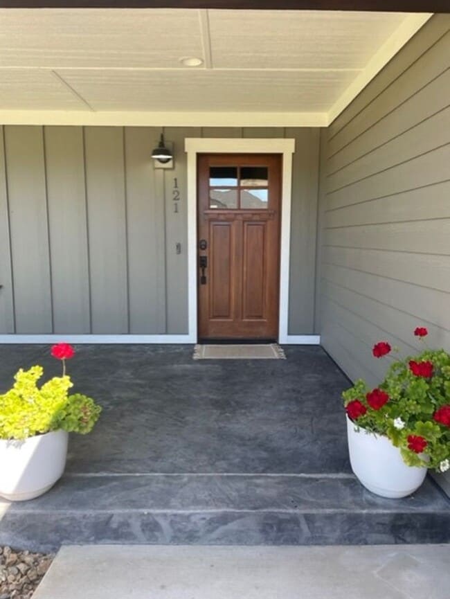 Building Photo - Custom Built 3 Bed/2 Bath Ranch Style Home!