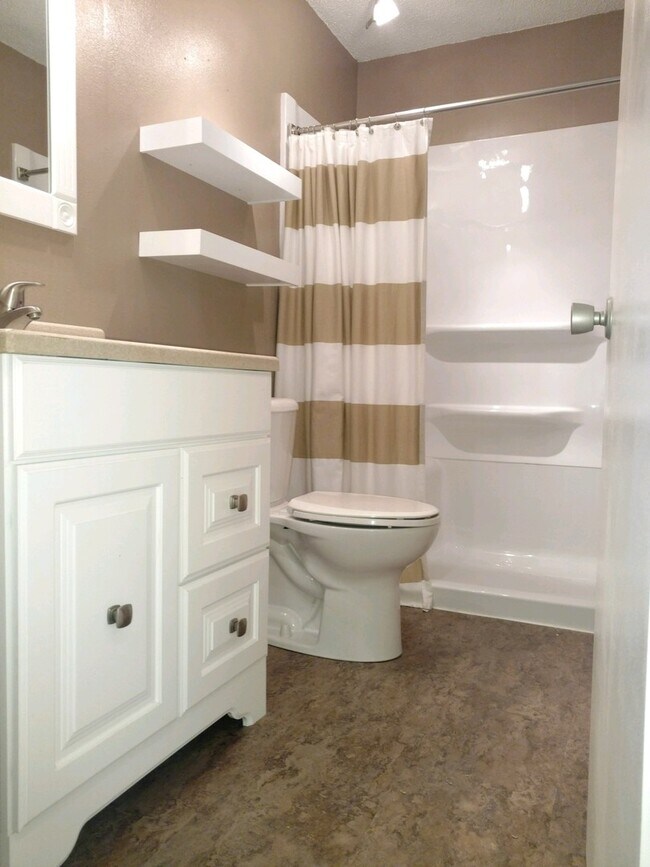 Building Photo - Charming 4 Bed / 1 Bath Ranch – Now Available!