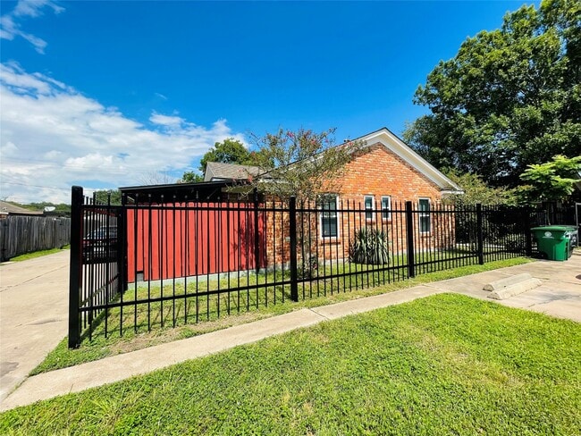 Building Photo - 5830 Clarewood Dr