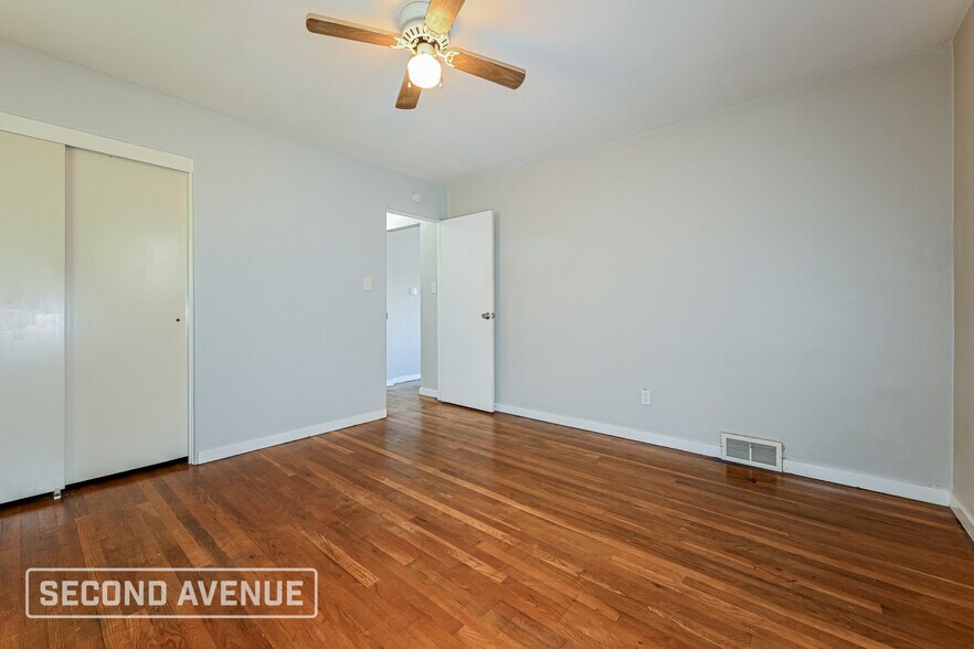 Building Photo - 1031 Greenlawn Dr