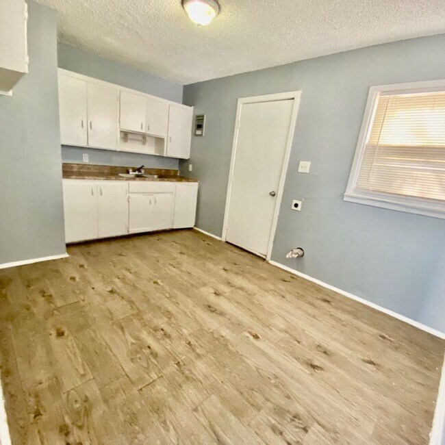 Building Photo - Handyman Special $0 First Month's Rent / “You fix, you SAVE BIG!!” Contact Mayshell for details: ...