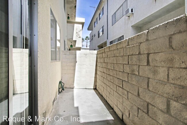 Building Photo - 1 br, 1 bath Apartment - 1234 Wellesley Av...