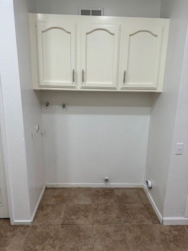 Building Photo - Sampson Ct #B