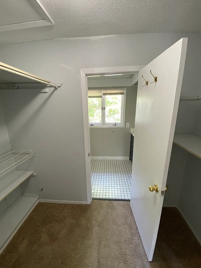 Building Photo - 128 Inglewood Way