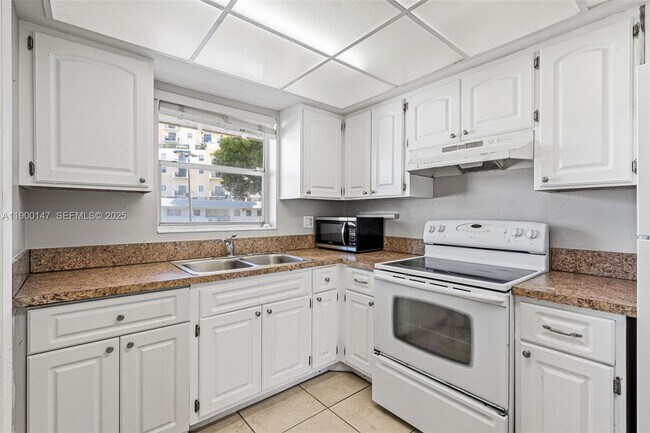 Building Photo - 7330 SW 82nd St