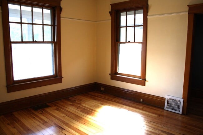 Building Photo - 646 Lincoln Way E