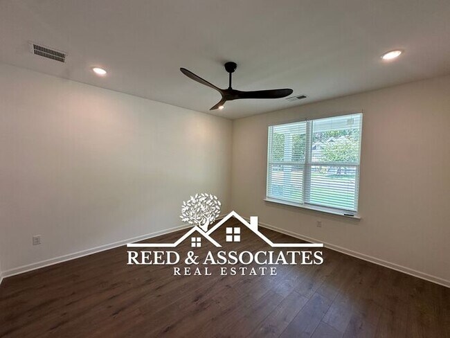 Building Photo - Newly Built Property with Convenient Midto...