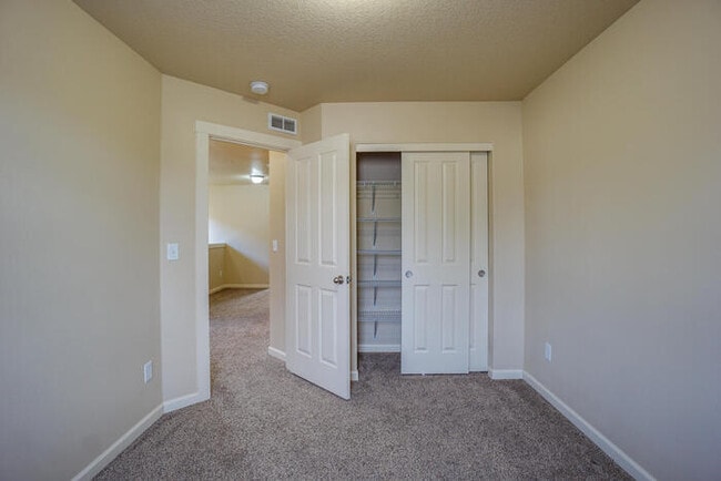 Building Photo - BEAUTIFUL THREE BEDROOM IN HAZEL DELL