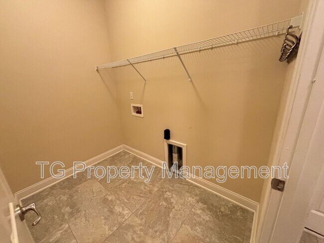 Building Photo - 157 Cloisterbane Dr