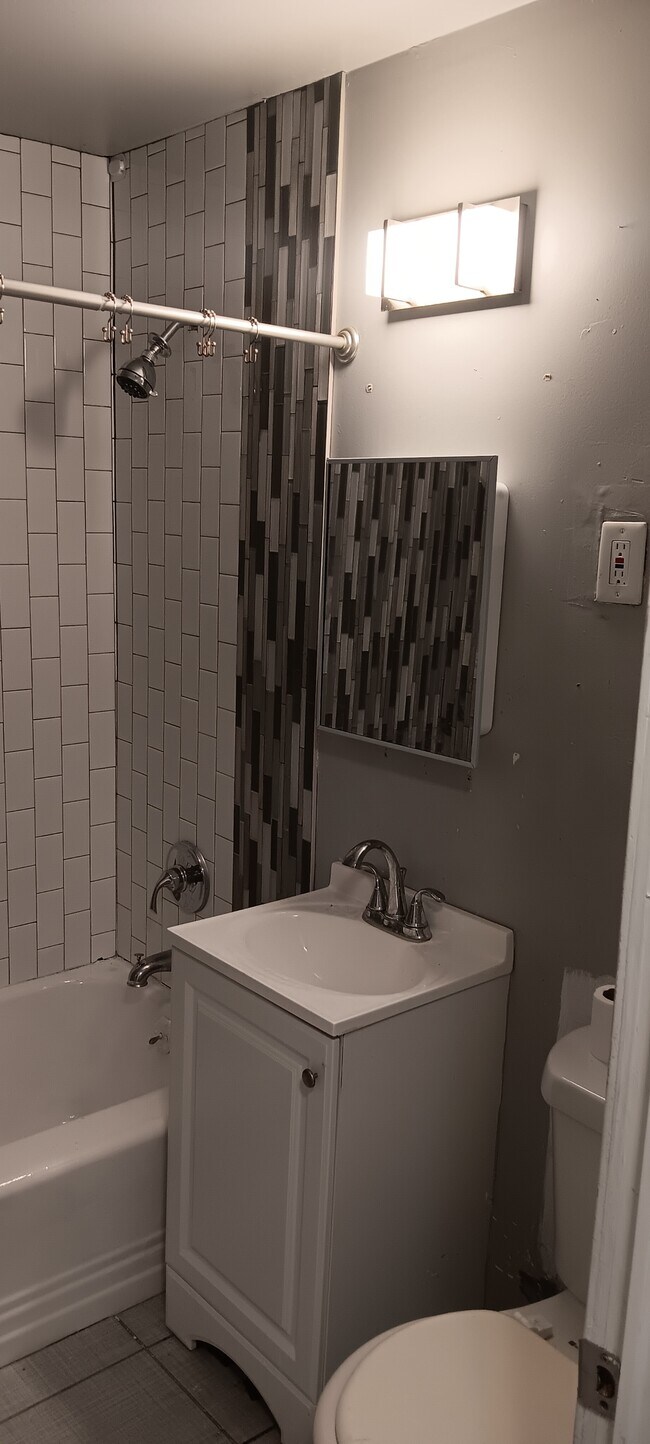 Building Photo - 548 E Woodrow St