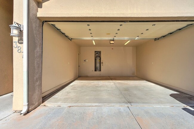 Building Photo - Spacious 2 Bedroom Hurricane Townhome Near...