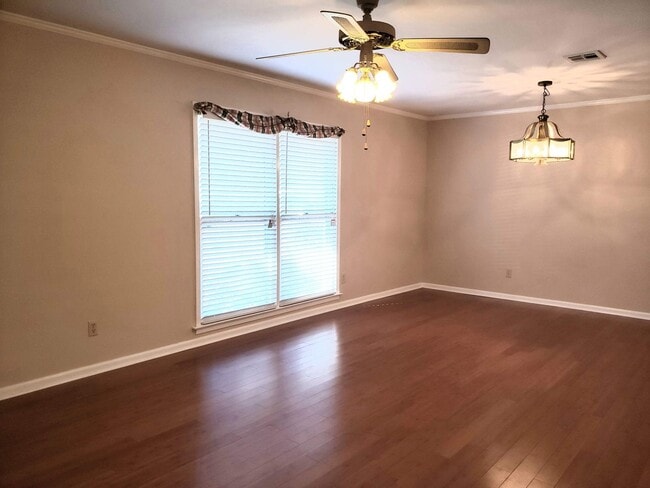 Building Photo - Spacious Corner Property!
