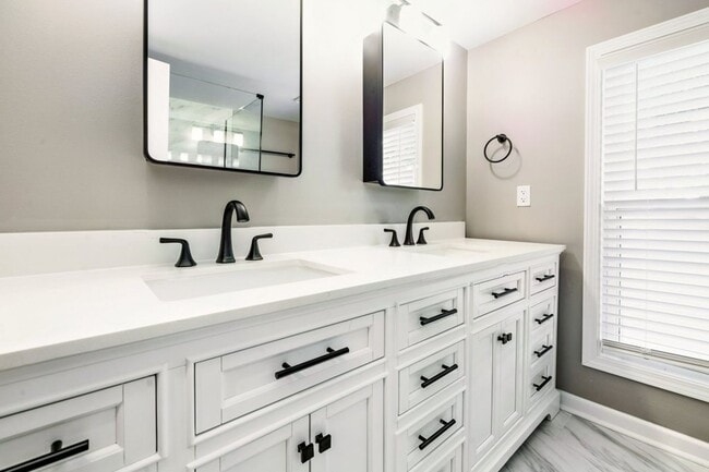 Building Photo - Single Family House! JUST RENOVATED! Centr...