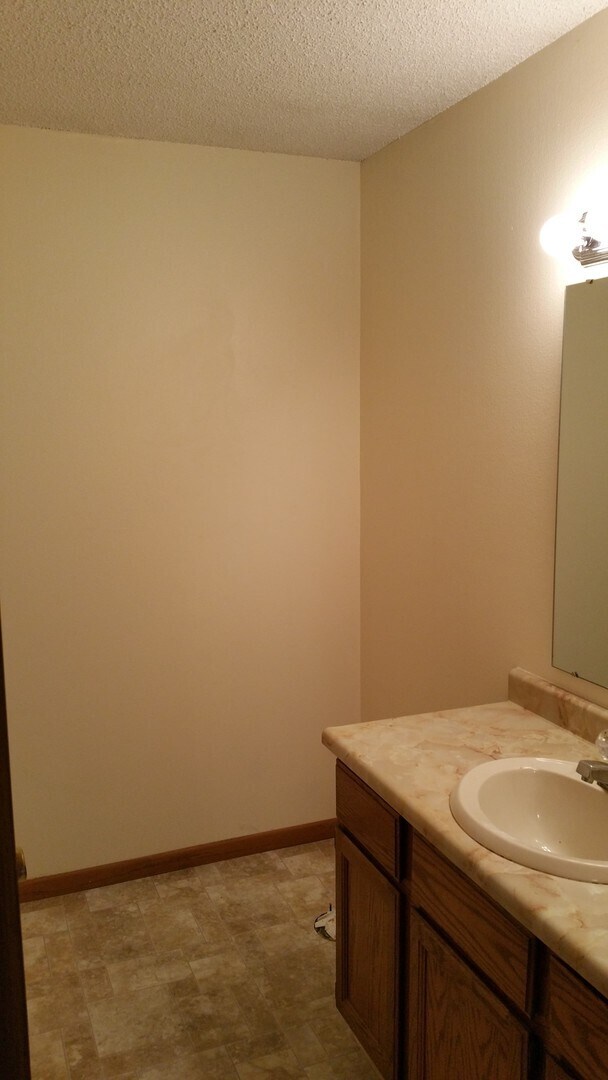 Building Photo - Spacious Four Bedroom House in NE Iowa City Neighborhood