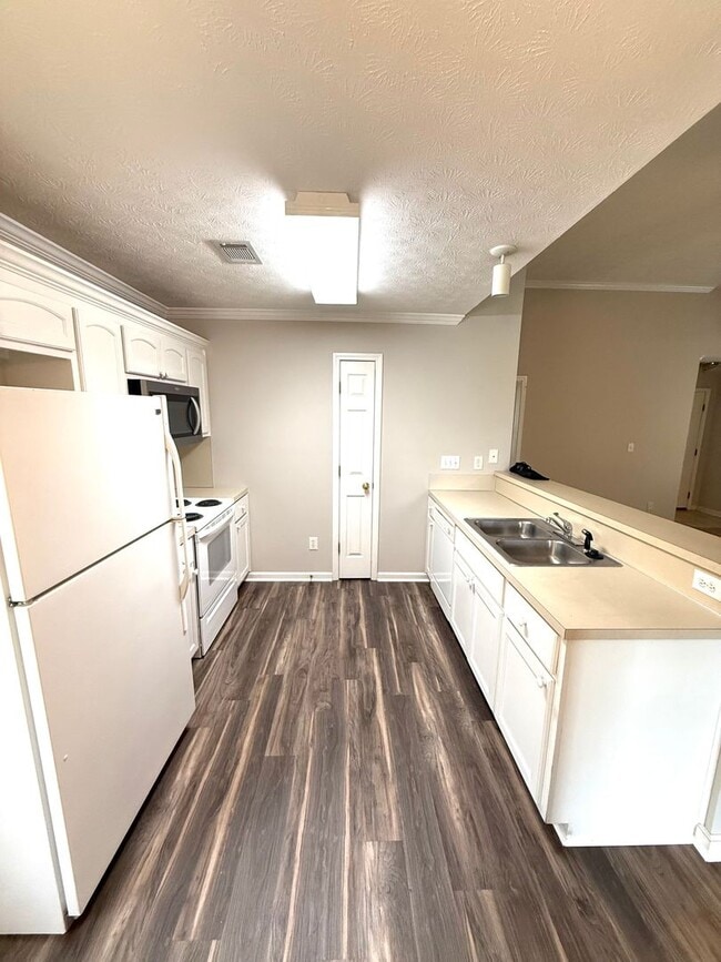 Building Photo - ** 3 Bed 2 Bath located in Thorington Trac...