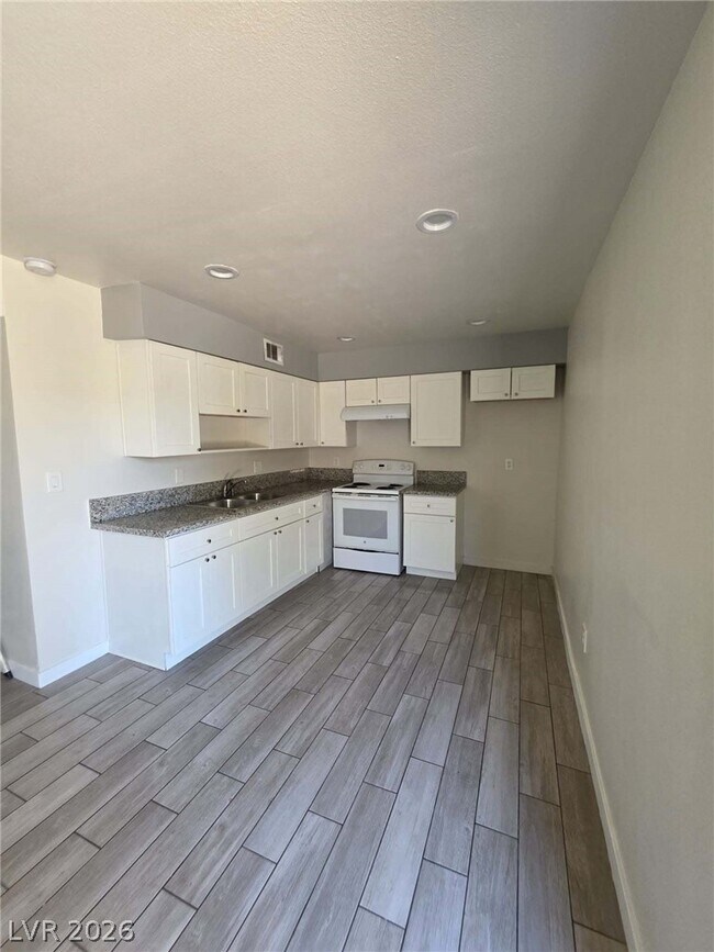 Building Photo - 1107 E Desert Inn Rd