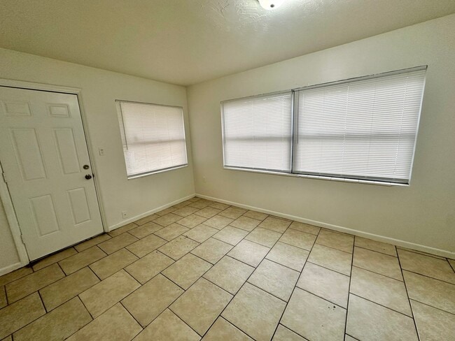 Building Photo - Charming 3-Bedroom, 1.5-Bathroom Home with Stunning Lake Views