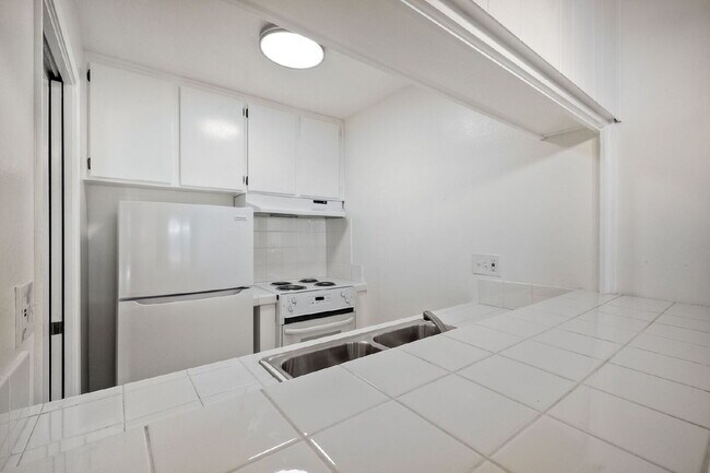 Building Photo - 1/2 off 1st month rent move in special at the Bluffs!!!
