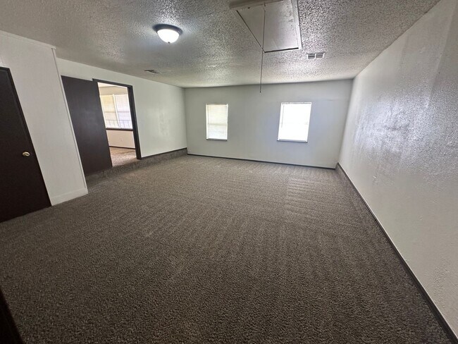 Building Photo - Spacious 4 bed, 1.5 bath