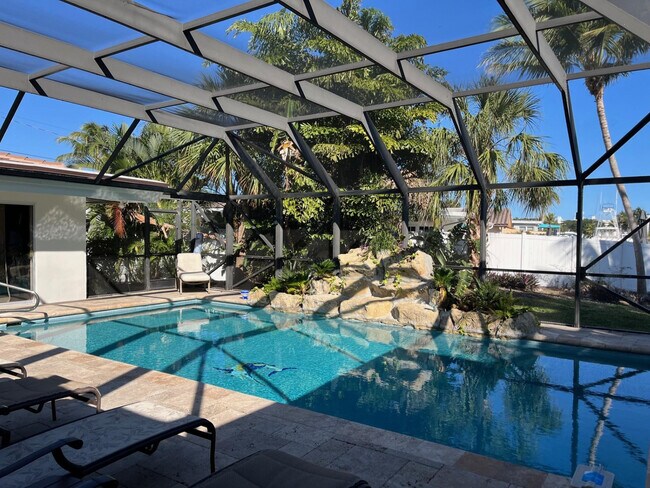 Building Photo - 556 SE 15th Ave