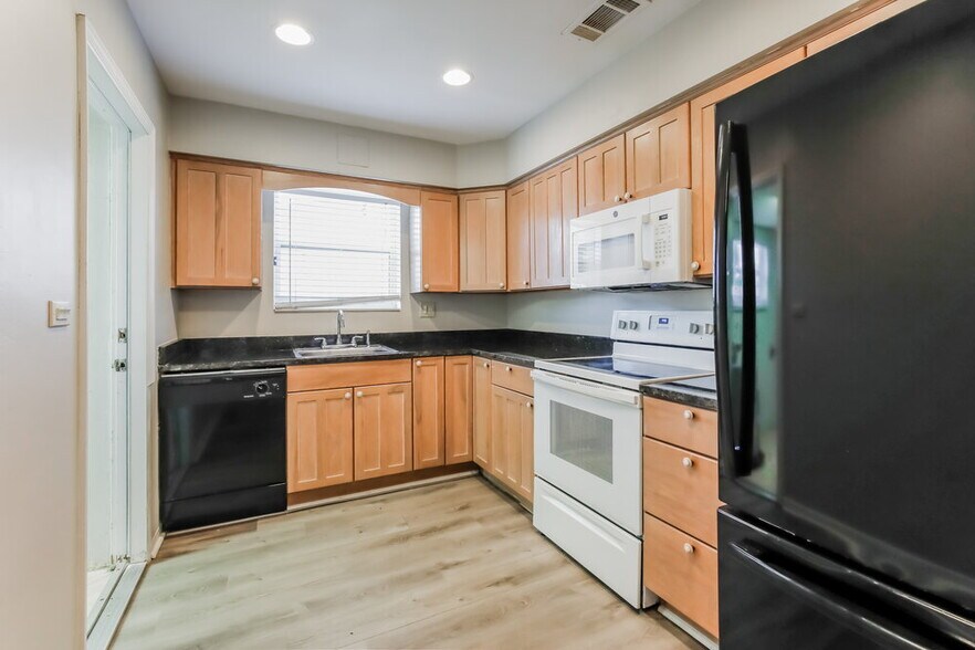 Building Photo - 6780 Pershing St