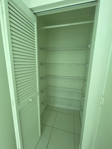 Building Photo - 950 Brickell Bay Dr