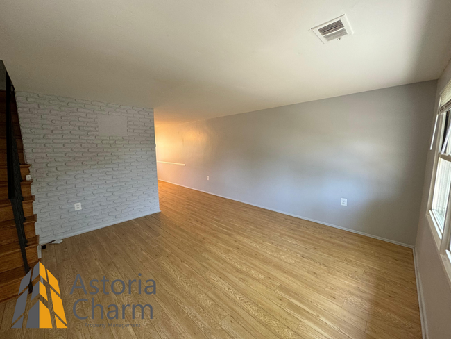 Building Photo - New Beautiful 2bed+DEN/1bath in Parkville.