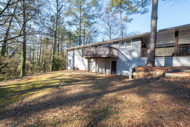 Building Photo - "Charming 3-Bedroom Retreat with 2 Full Ba...
