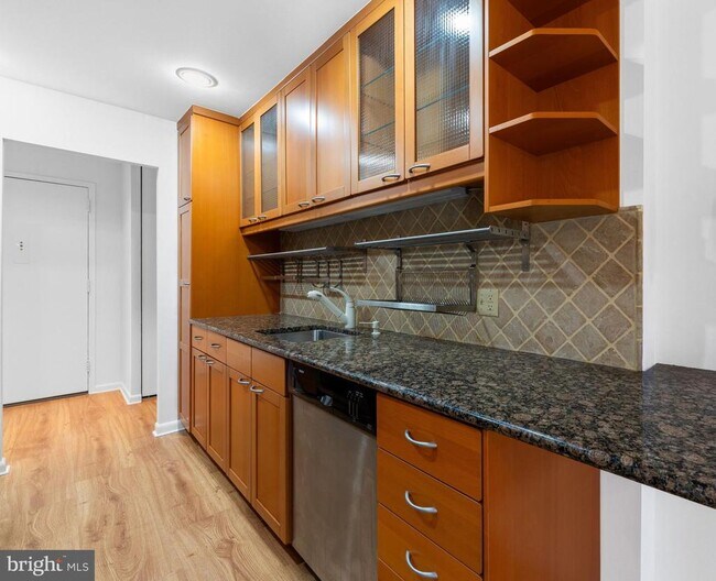 Building Photo - 1640 Oakwood Dr