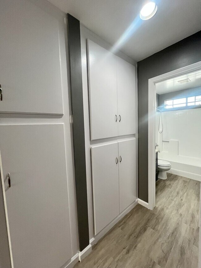 Building Photo - *MOVE-IN SPECIAL* - 2 BD 1 BA UPSTAIRS W/ ...