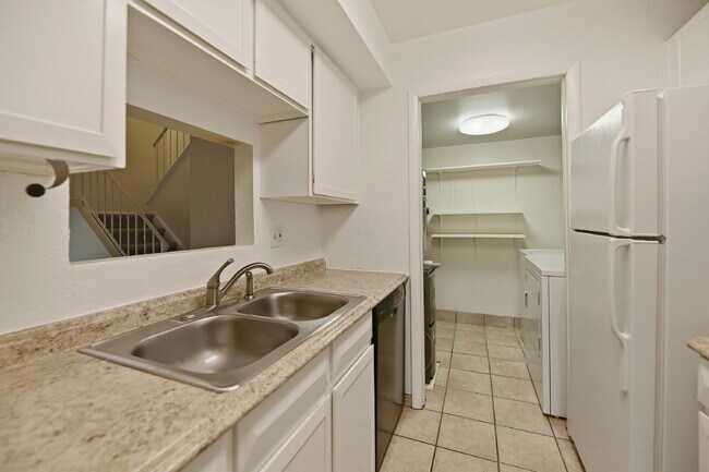 Building Photo - $1,645.95, 2 bed, 1.5 bath, located in Lakewood with Washer and Dryer