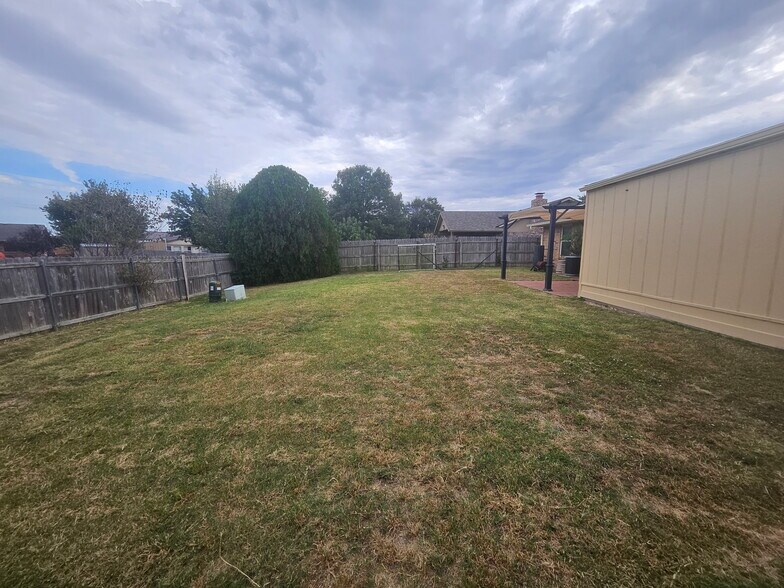 Building Photo - 2513 NW Robinhood Dr