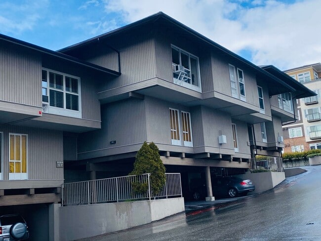 Building Photo - Bellevue Square Ground Floor 2 Bedroom Condo with a deck