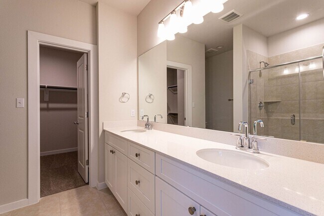 Building Photo - Beautiful 3 Bedroom, 3 Bathroom Home in Ro...