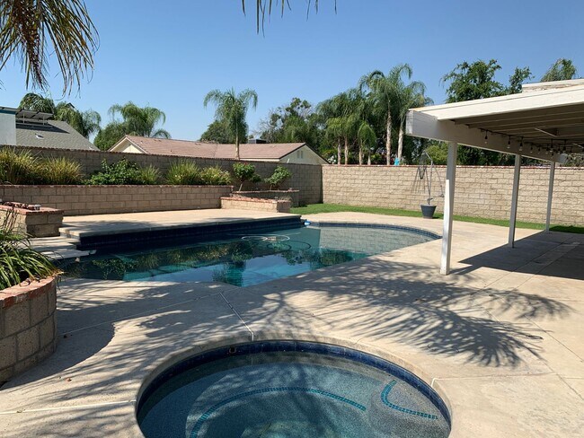 Building Photo - Beautiful 3 Bed West Bakersfield Home W/Po...