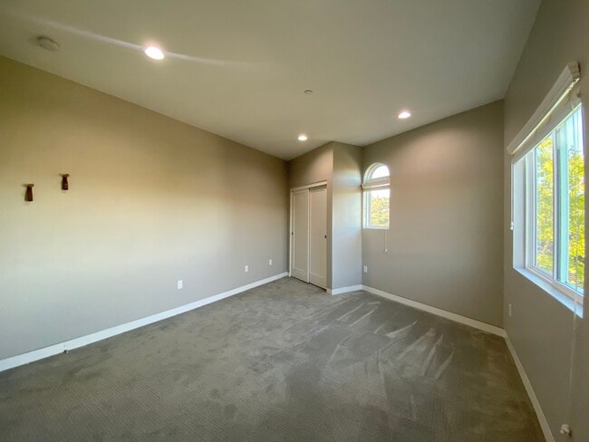 Building Photo - 2131 Carlmont Dr