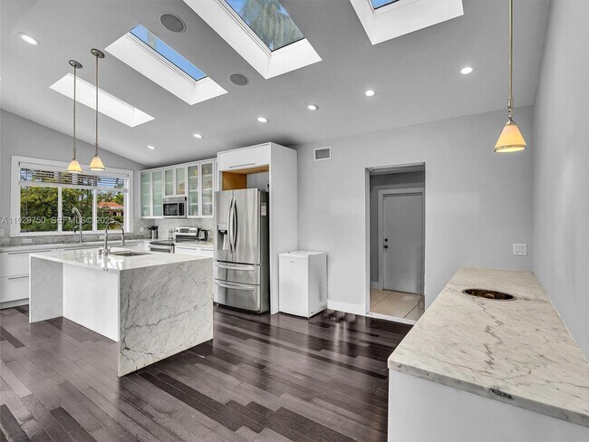 Building Photo - 20120 NE 25th Ct