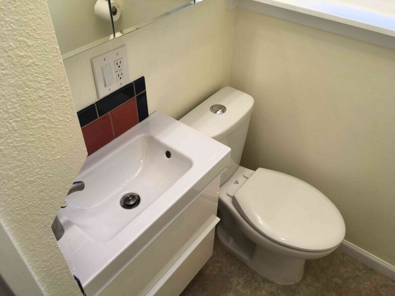 Dual Flush - 5007 SW Custer St